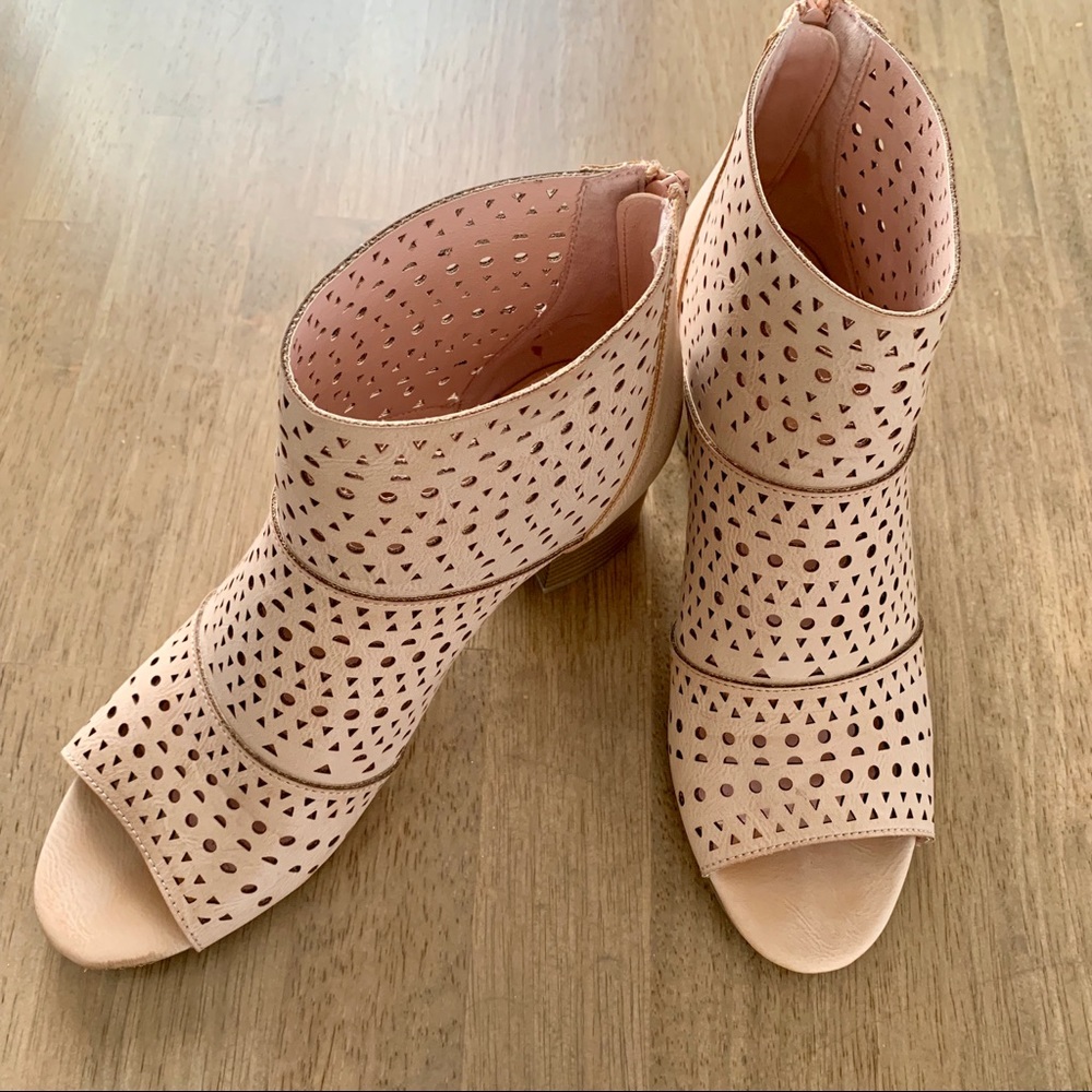 RAMPAGE peep toe booties
